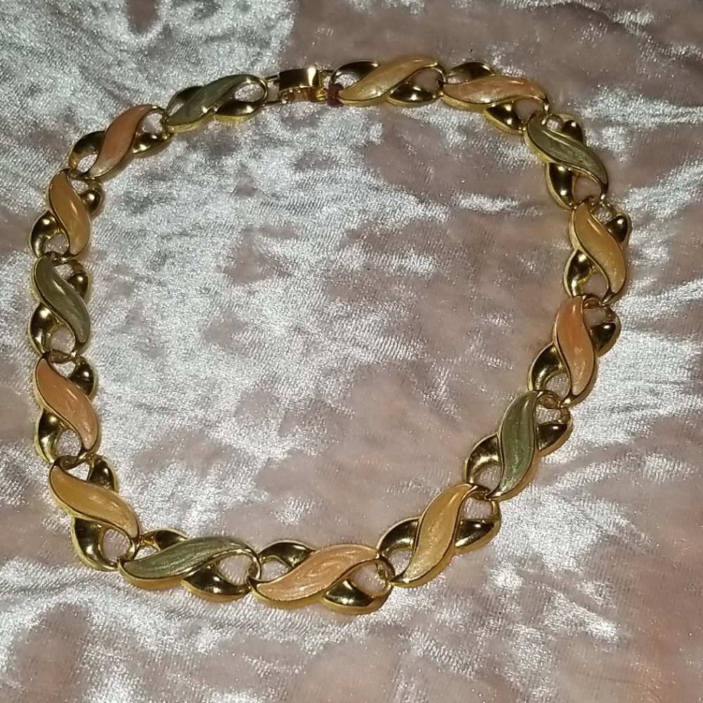 Short necklace